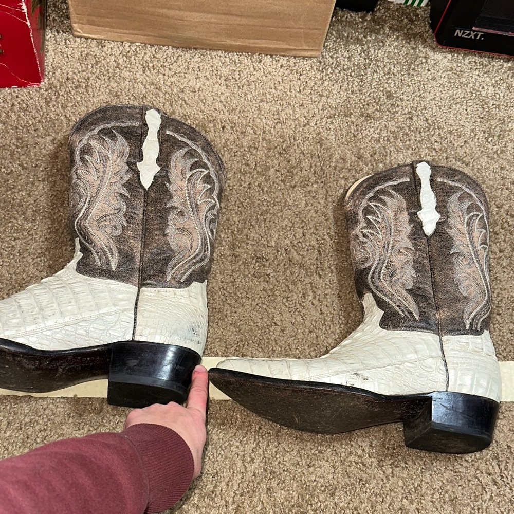 Aguila Real White and Gray crocodile Cowboy Boots with Belt - Picture 7 of 11